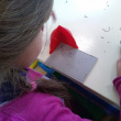Joséphine a dessiné sur sa plaque au crayon gris, elle se prépare à la graver, elle réfléchit pour choisir quelles zones elle va creuser, et quelles zones elle va laisser pleines. 