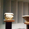 Ce sont des chapiteaux, qui se trouvent au dessus des colonnes dans les cloîtres.
